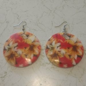 Floral shell dangling earrings